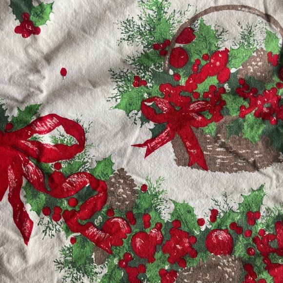 Vintage Christmas tablecloth 75“ x 49“ EUC baskets and garlands use or up cycle - Picture 2 of 8